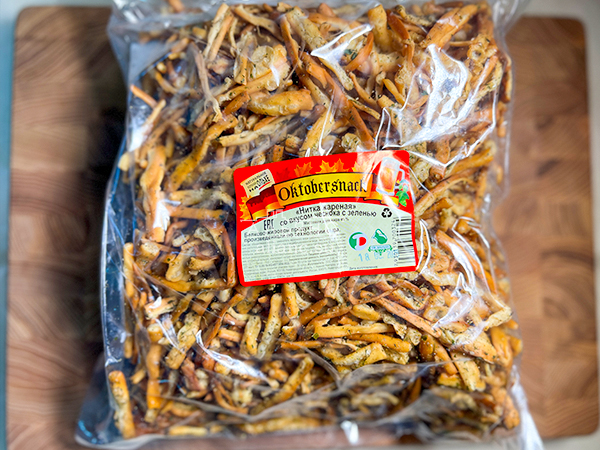 Нитка ЖАРЕНАЯ "Чеснок с зеленью" Oktobersnack 1 кг (сырный продукт) в Новом Уренгое